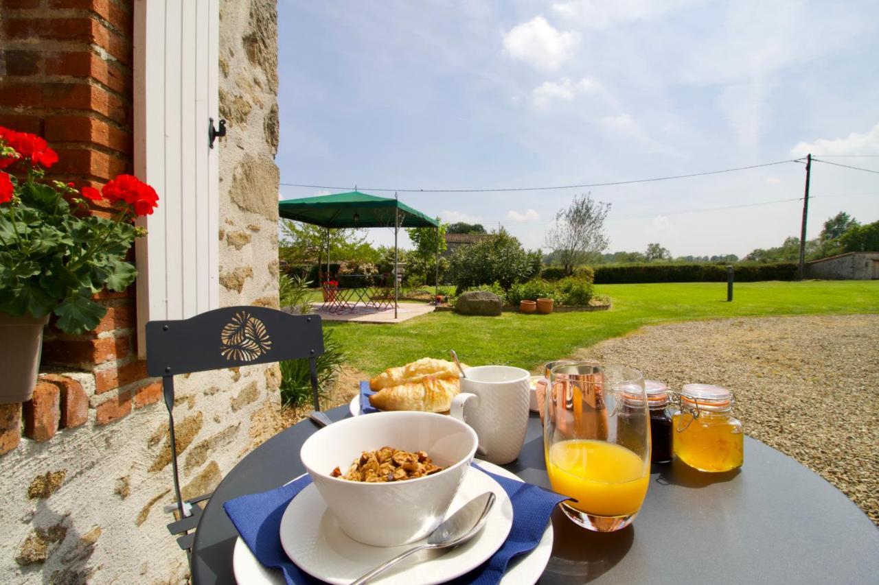Bed and Breakfast O Trois Oliviers Louin Exterior foto